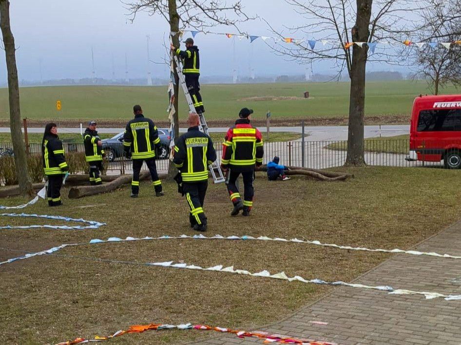 Feuerwehr schmückt Schulhof